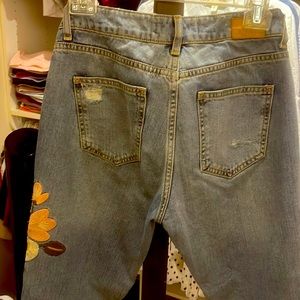 Distress jeans with vintage color and embroidery detail
